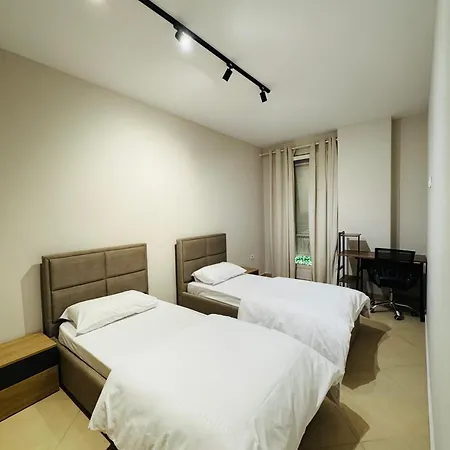 Elegant 2br With Garden & Outdoor Space Appartement Tirana