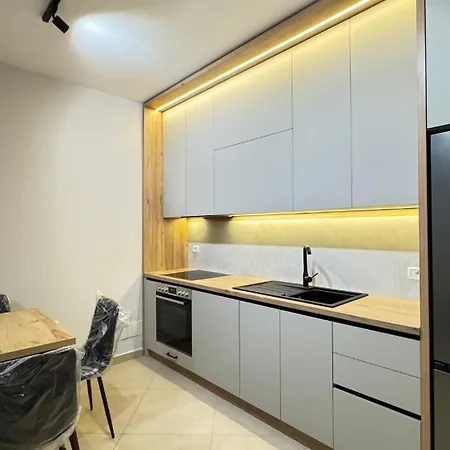 Elegant 2br With Garden & Outdoor Space Appartement Tirana